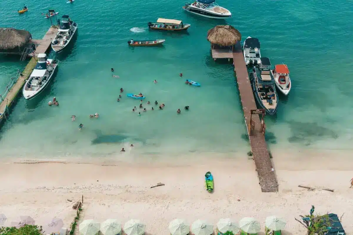 Mantas Beach Club - Image 11