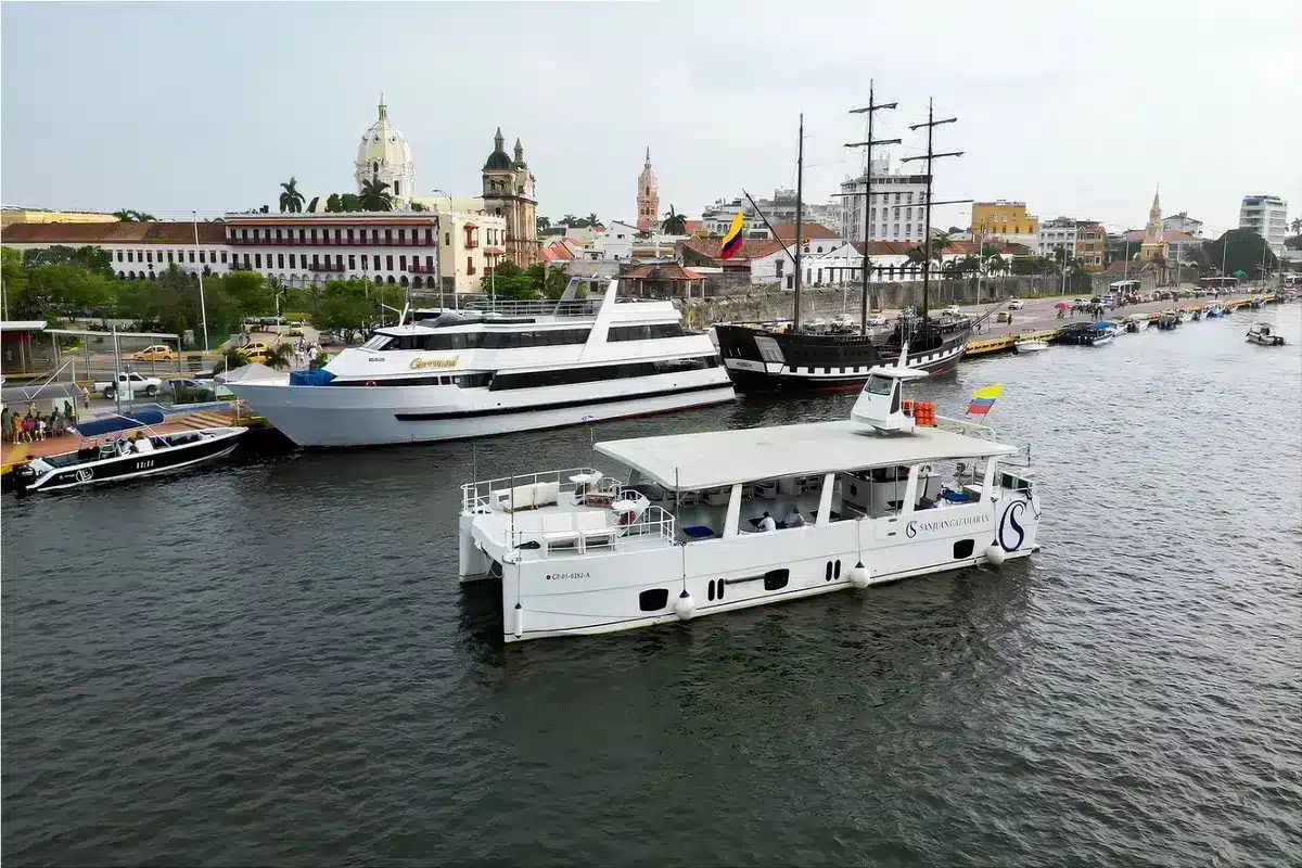catamarán atardecer Cartagena navegando por la bahía