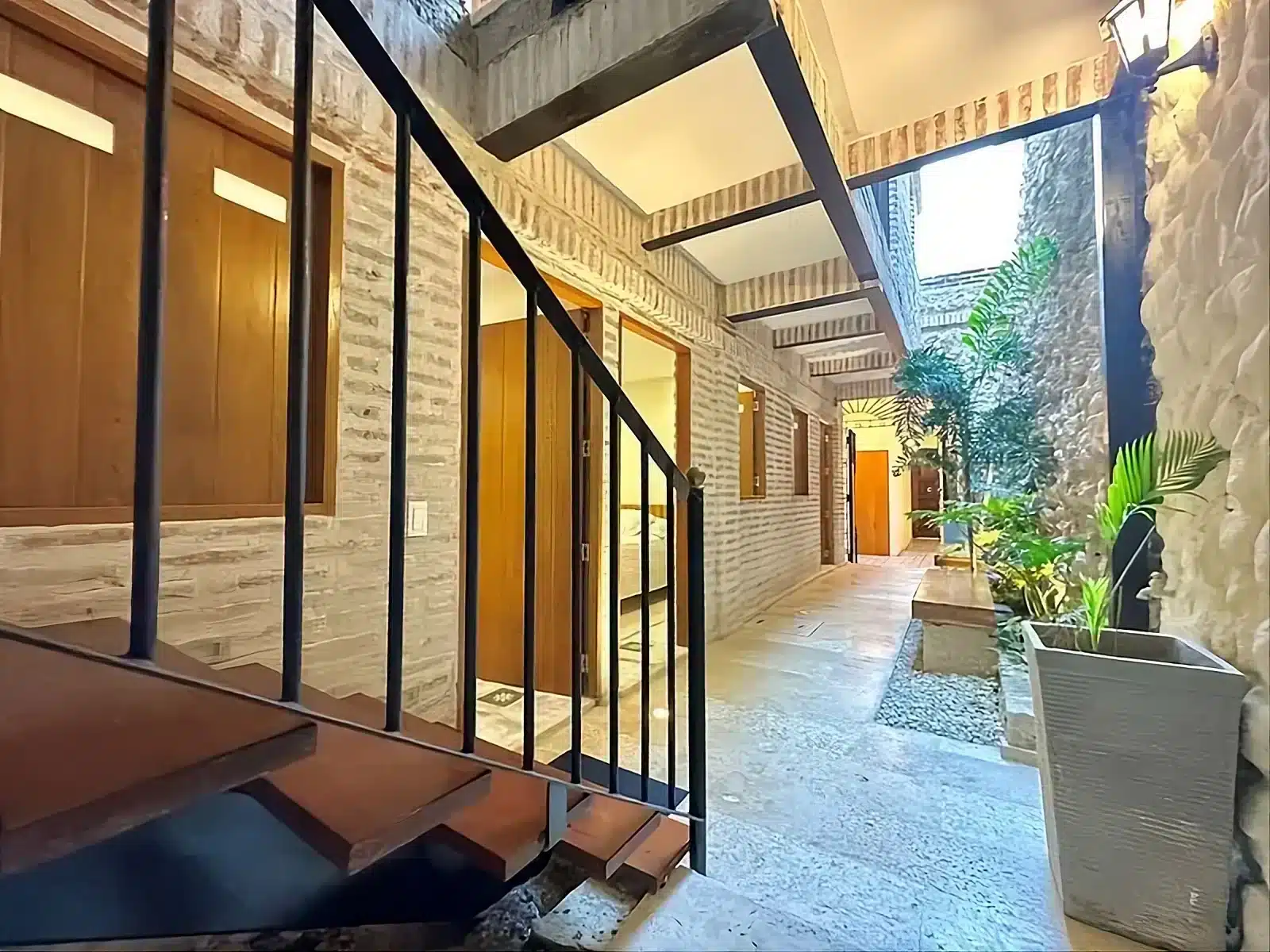 8BR House in the Old City w/ Rooftop Pool - Image 3