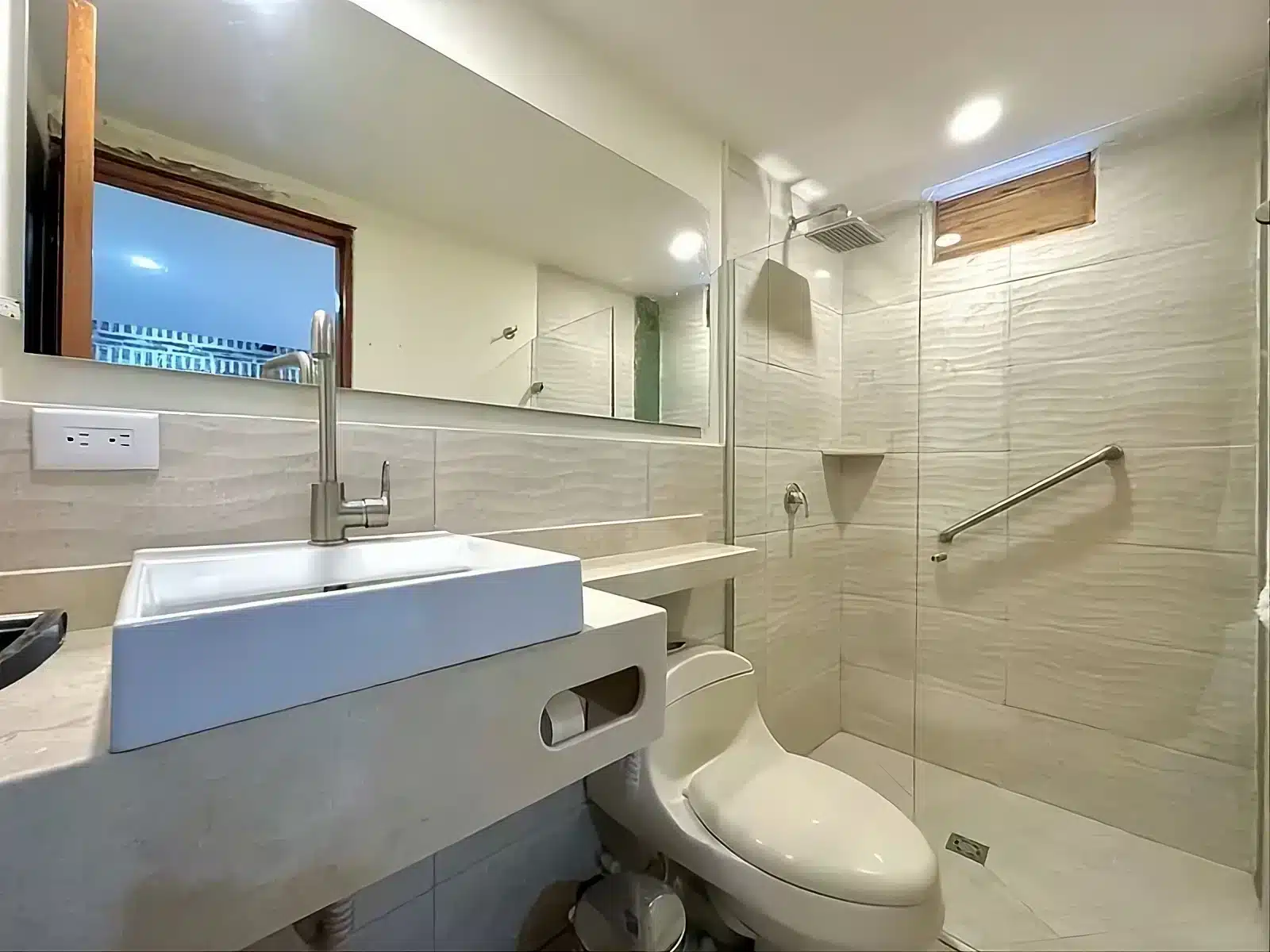 8BR House in the Old City w/ Rooftop Pool - Image 4