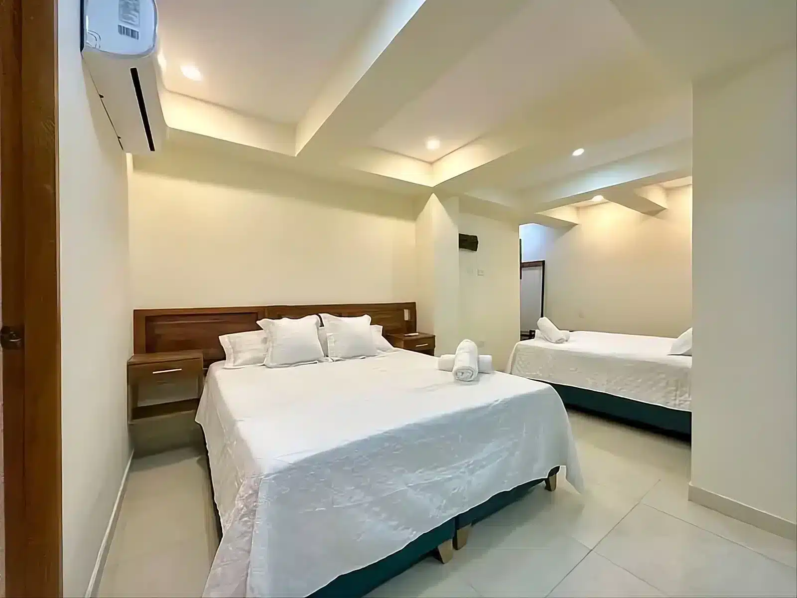 8BR House in the Old City w/ Rooftop Pool - Image 5