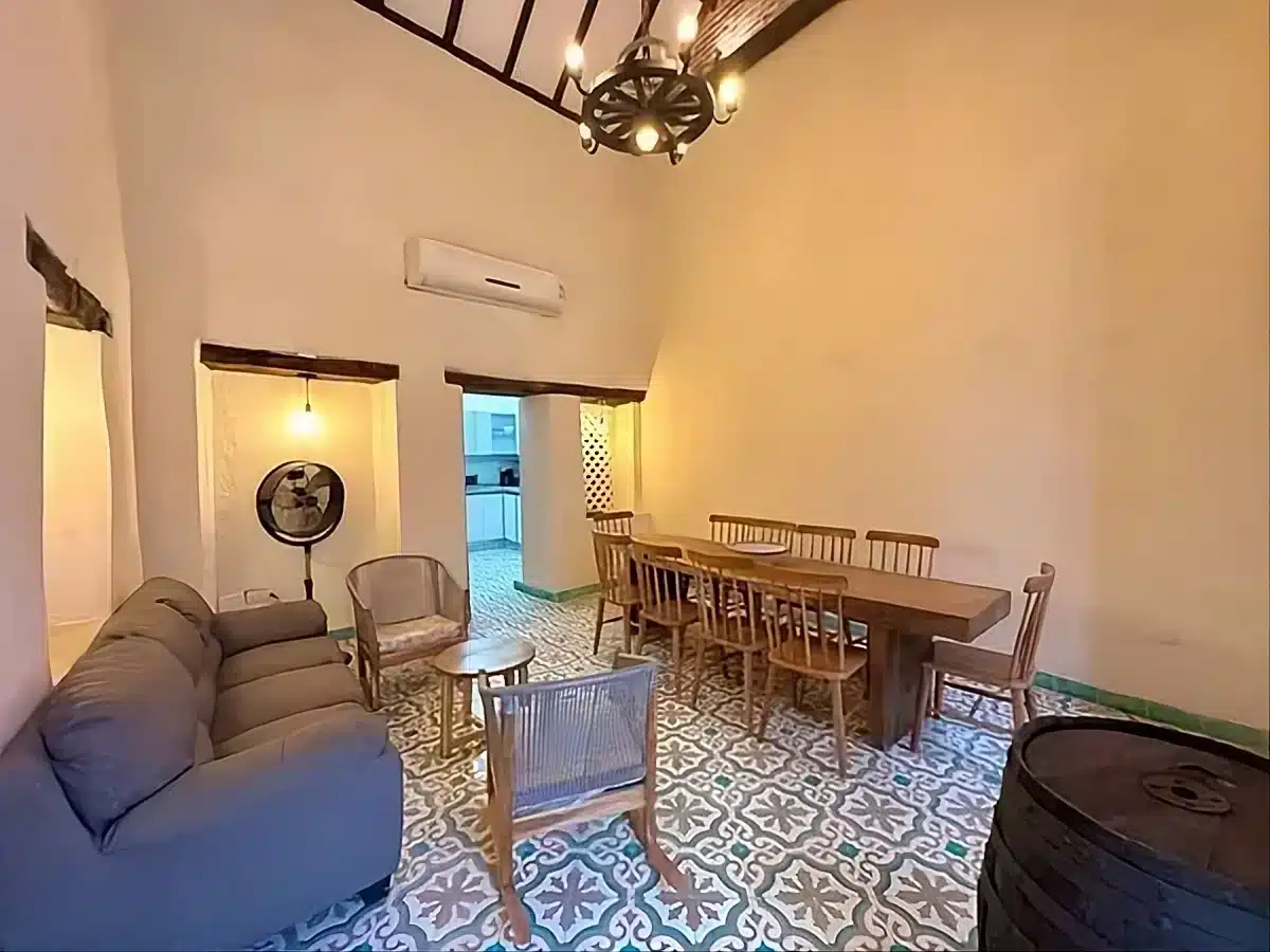 8BR House in the Old City w/ Rooftop Pool - Image 7