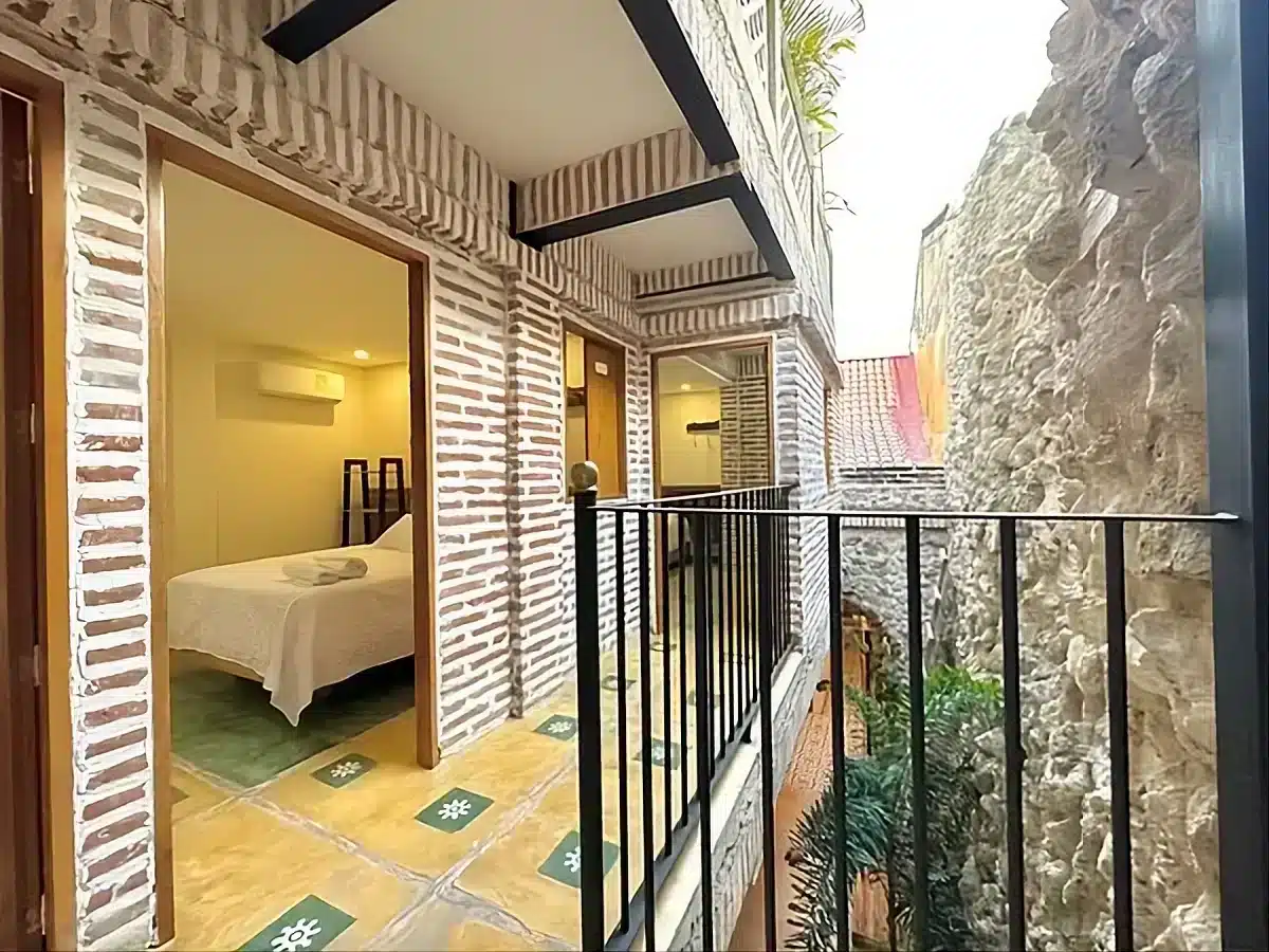 8BR House in the Old City w/ Rooftop Pool - Image 8