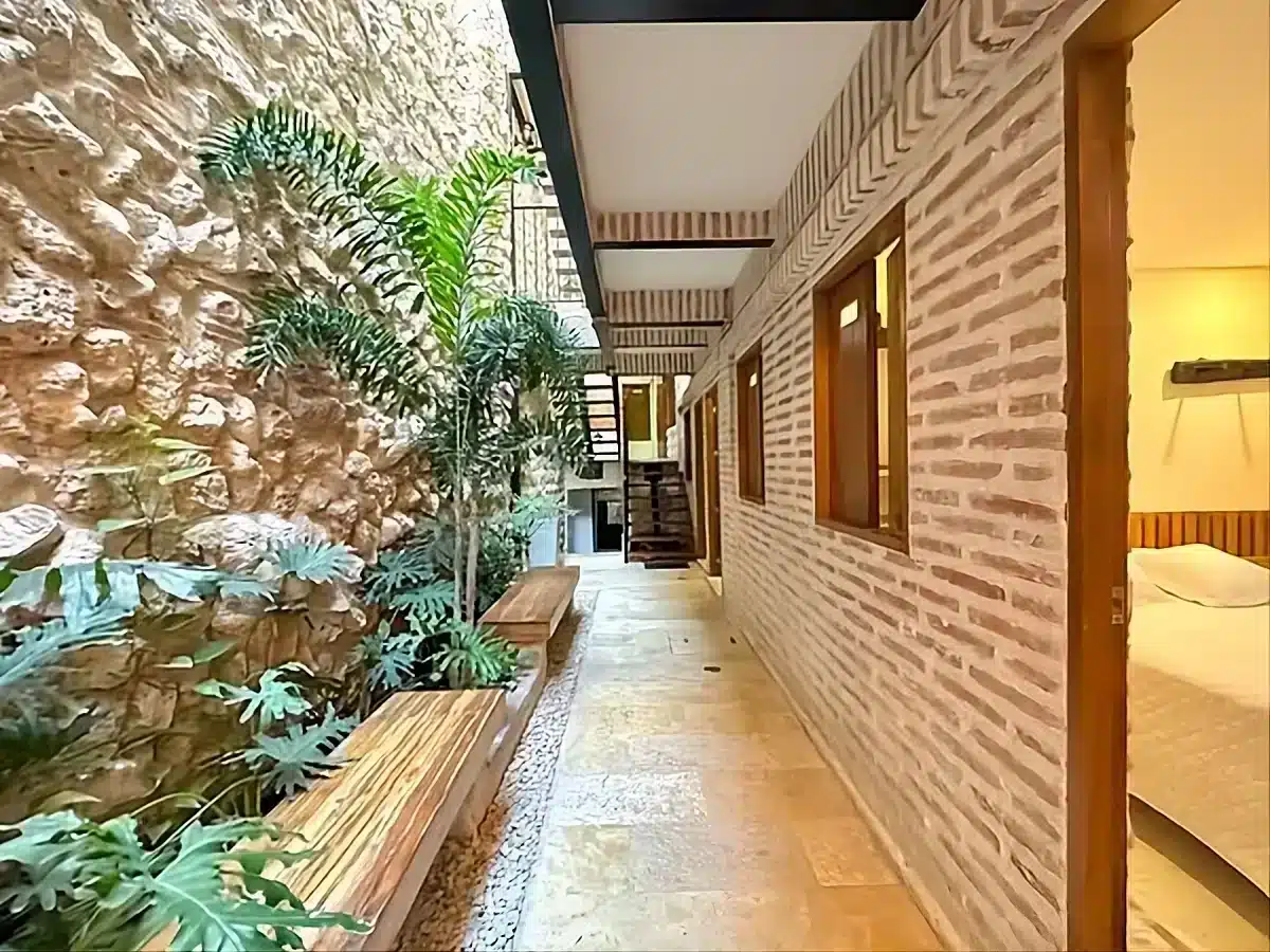 8BR House in the Old City w/ Rooftop Pool - Image 10